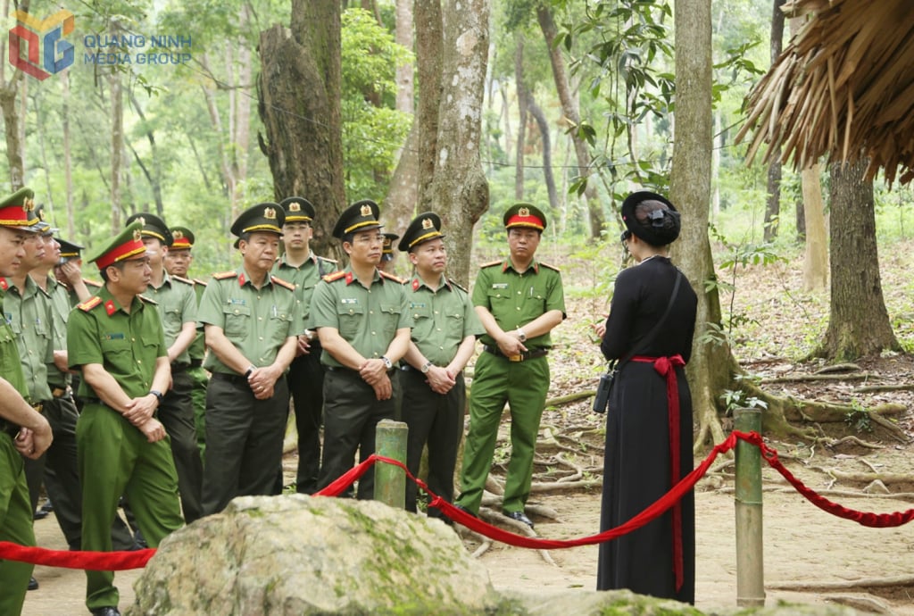 គណៈប្រតិភូនគរបាលខេត្ត Quang Ninh បានទៅទស្សនាកន្លែងគោរពវិញ្ញាណក្ខន្ធ Lan Na Nua។