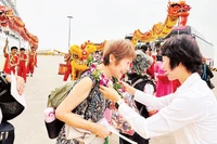 Quang Ninh accueille les touristes en croisière à Ha Long.