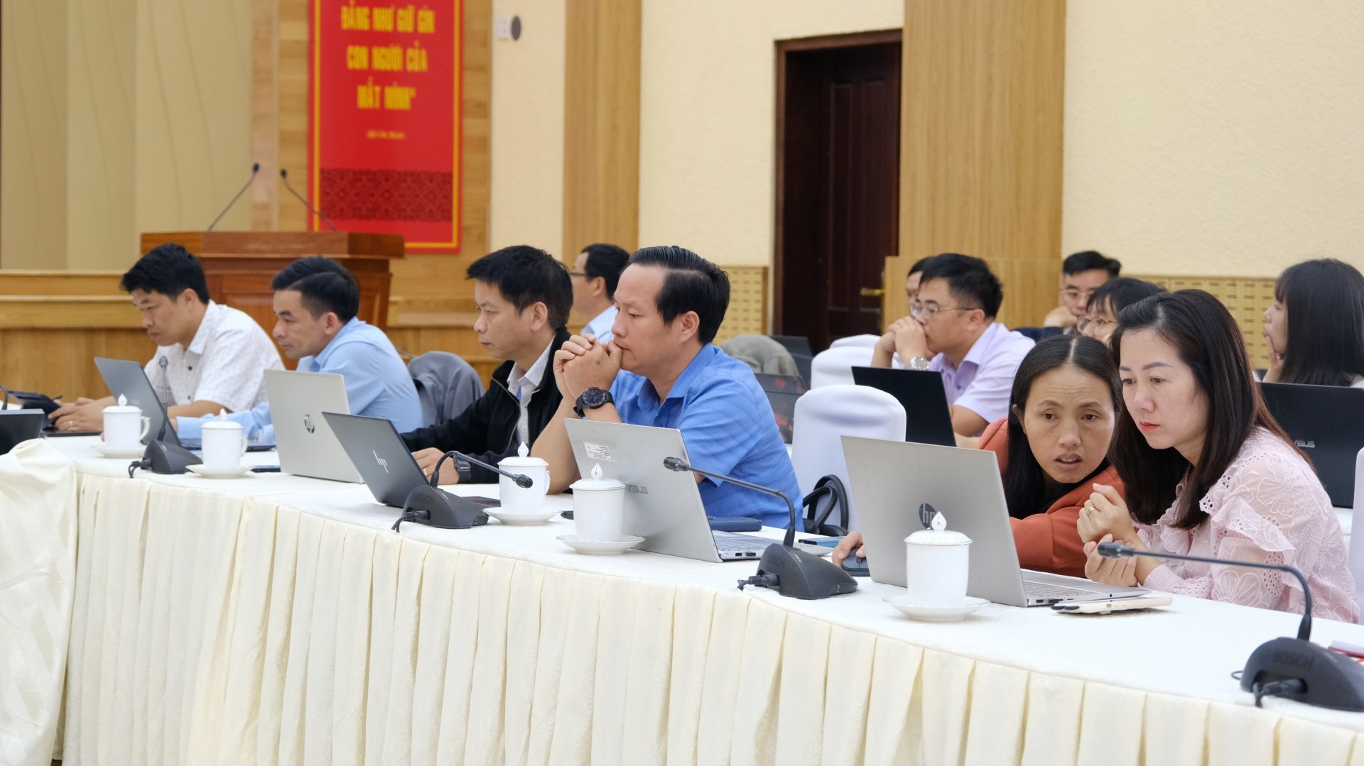 Cán bộ văn thư, quản trị mạng của các cơ quan đảng cấp tỉnh, các huyện ủy, thành ủy và đảng ủy trực thuộc Tỉnh ủy, MTTQ và các tổ chức chính trị - xã hội cấp tỉnh tham gia tập huấn