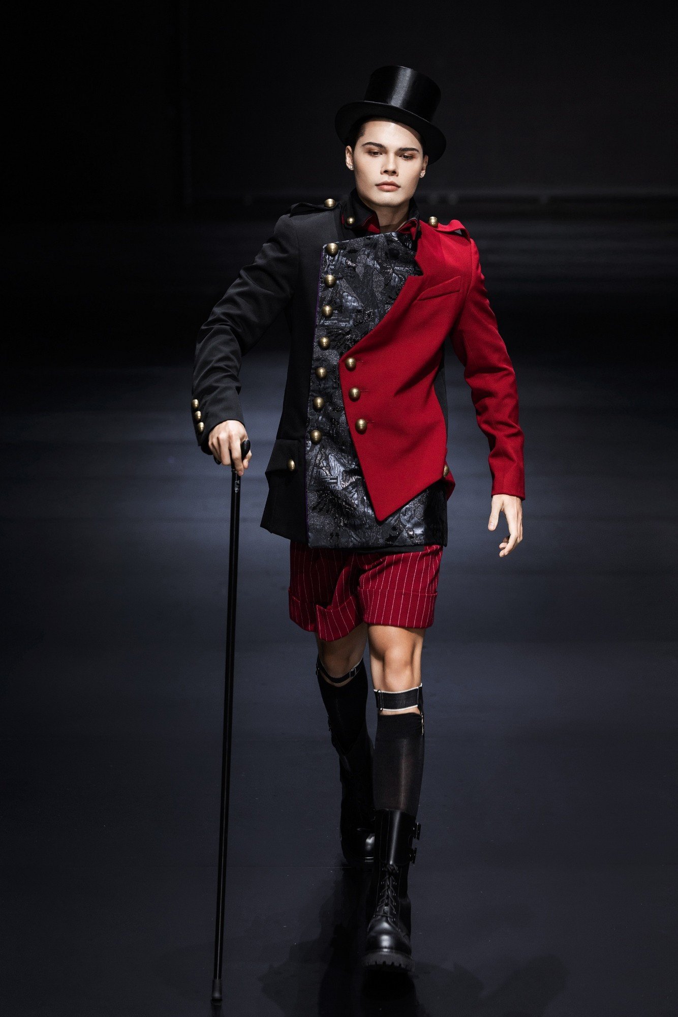5-look-nam-trong-bst-first-circus-den-tu-nha-thiet-ke-haute-couture-julien-fournie-3.jpg