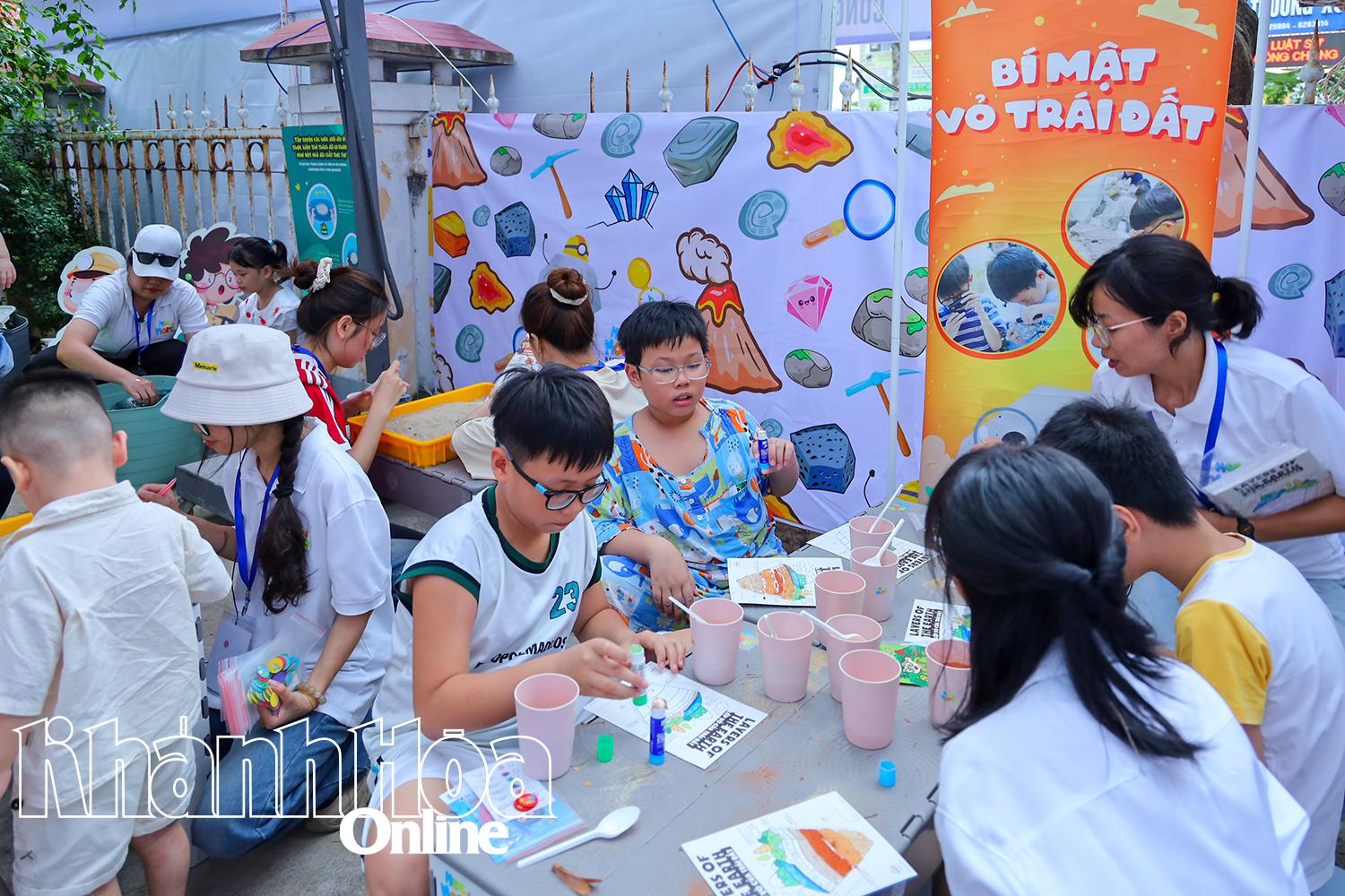Các em nhỏ tham gia vào những hoạt động vui chơi, tìm hiểu bổ ích.