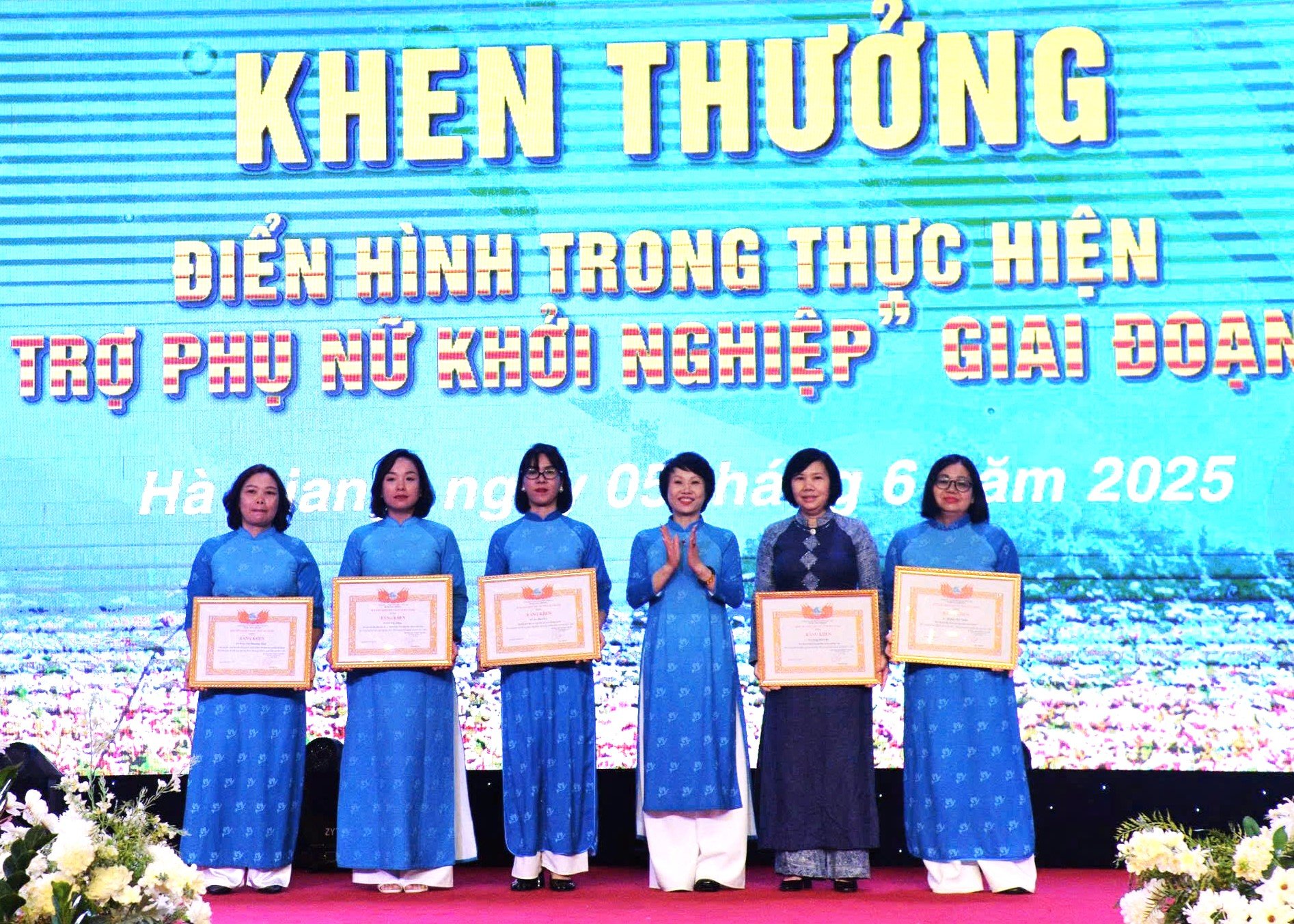 Lãnh đạo Hội LHPN tỉnh tặng Bằng khen cho các tập thể có thành tích xuất sắc trong triển khai, thực hiện Đề án hỗ trợ phụ nữ khởi nghiệp giai đoạn 2017 - 2025.