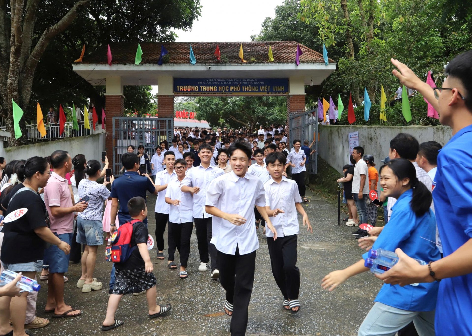 Các thí sinh tại điểm thi Trường THPT Việt Vinh (Bắc Quang) phấn khởi rời khỏi trường thi (Ảnh: Minh Đức).