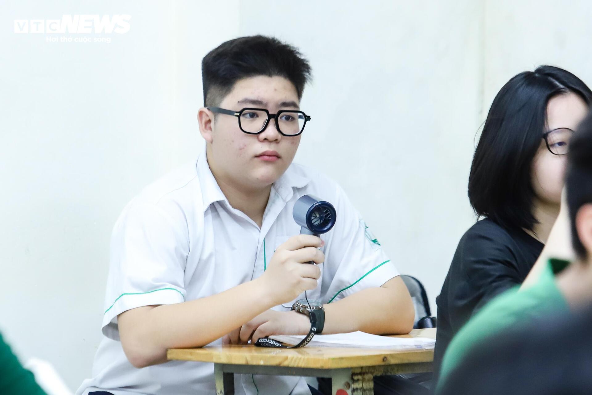 Hanoi students enter the most stressful 10th grade exam in the country - 12