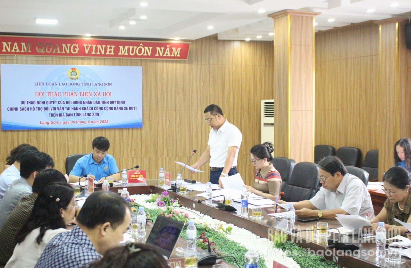 Lãnh đạo Sở Xây dựng trình bày nội dung dự thảo nghị quyết
