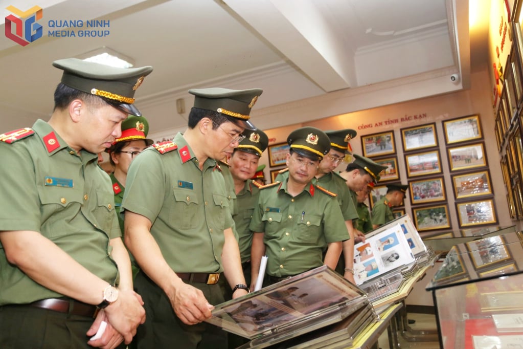 គណៈប្រតិភូបានទៅទស្សនាតំបន់តាំងពិពណ៌របស់ប៉ូលីស Quang Ninh នៅសារមន្ទីរ CAND។