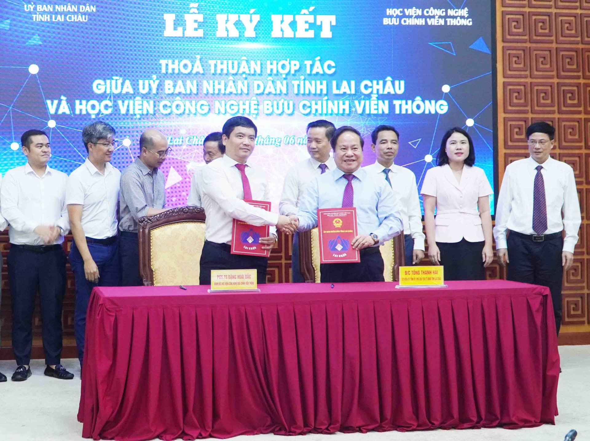 Đồng chí Tống Thanh Hải – Phó Chủ tịch Thường trực UBND tỉnh và PGS.TS. Đặng Hoài Bắc - Giám đốc Học viện Công nghệ Bưu chính Viễn thông đã ký kết Thỏa thuận hợp tác.