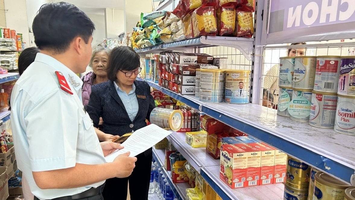 ラムドン省保健局の学際的チームは、食品安全局が発表した偽造乳製品リストに従って粉ミルクを検査している。