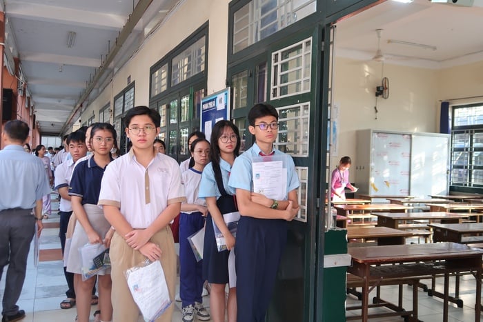 Thi vào lớp 10 TPHCM: Hơn 76.000 thí sinh bắt đầu thi môn đầu tiên - Ngữ văn- Ảnh 3.