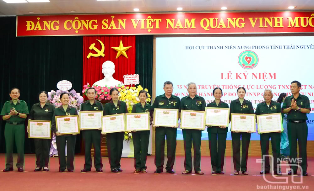 Lãnh đạo Hội Cựu thanh niên xung phong khen thưởng tập thể, cá nhân tiêu biểu giai đoạn 2020-2025.