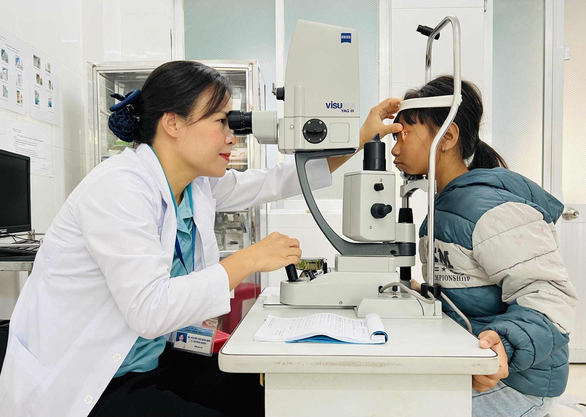 Maître - Docteur Nguyen Thi Bang Sam examine les yeux des enfants
