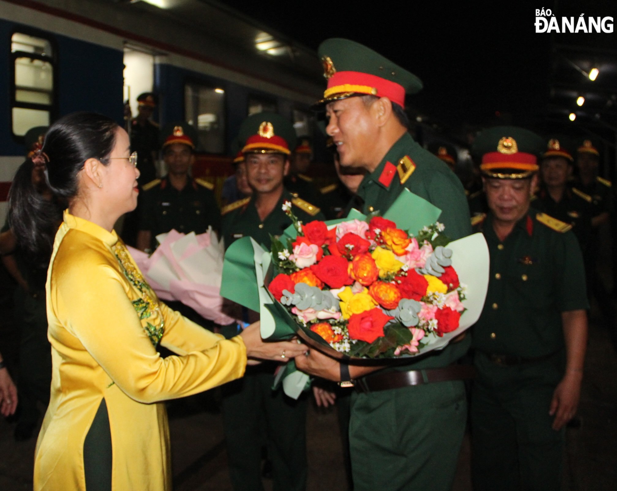 Phó Chủ tịch UBND thành phố Nguyễn Thị Anh Thi (bên trái) tặng hoa chúc mừng các lực lượng tham gia diễu binh, diễu hành. Ảnh: LÊ HÙNG