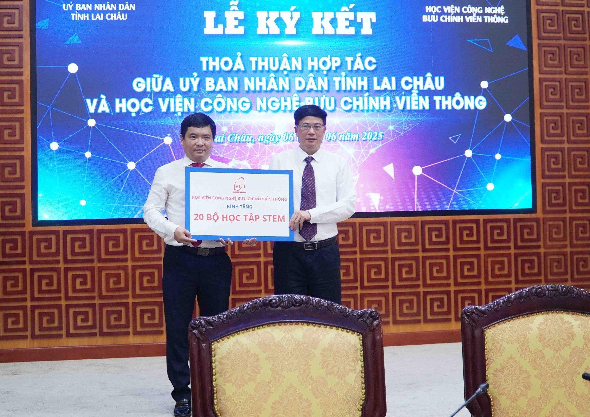 Lãnh đạo Học viện Bưu chính Viễn thông trao sản phẩm công nghệ của Học viện Công nghệ Bưu chính Viễn thông cho tỉnh Lai Châu.
