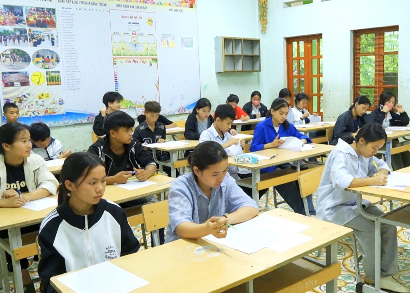 Các thí sinh tại Hội đồng coi thi Trường Phổ thông Dân tộc Nội trú THCS&THPT Xín Mần (Ảnh: Hoàng Hà)