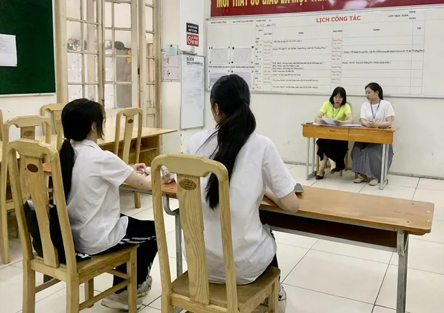 Phòng thi 'đặc biệt' vào lớp 10 cho nữ sinh Hà Nội bị đứt gân cổ tay ảnh 1