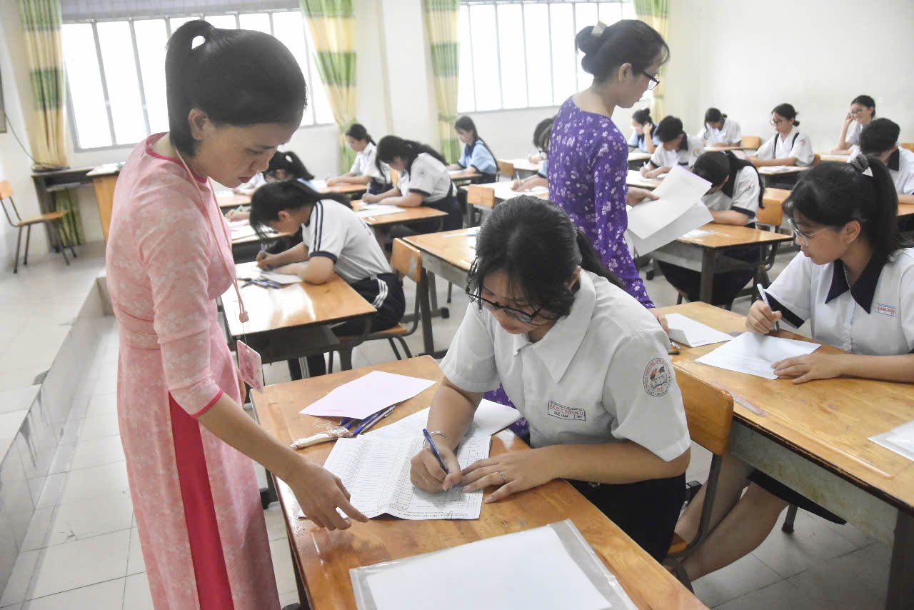 Nữ sinh TP HCM rạng rỡ trong ngày thi đầu tiên - Ảnh 6.