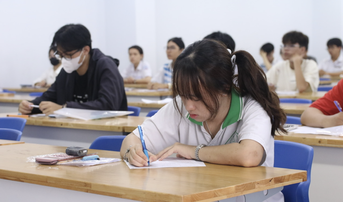 Thi đánh giá năng lực đợt 2 gặp sự cố do cán bộ coi thi nghe nhầm chuông báo giờ  - Ảnh 1.