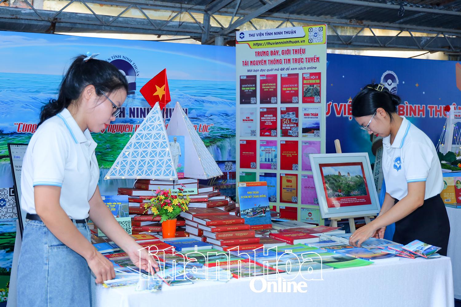 Nhân viên Thư viện tỉnh Ninh Thuận sắp sếp sách được giới thiệu tại lễ hội.