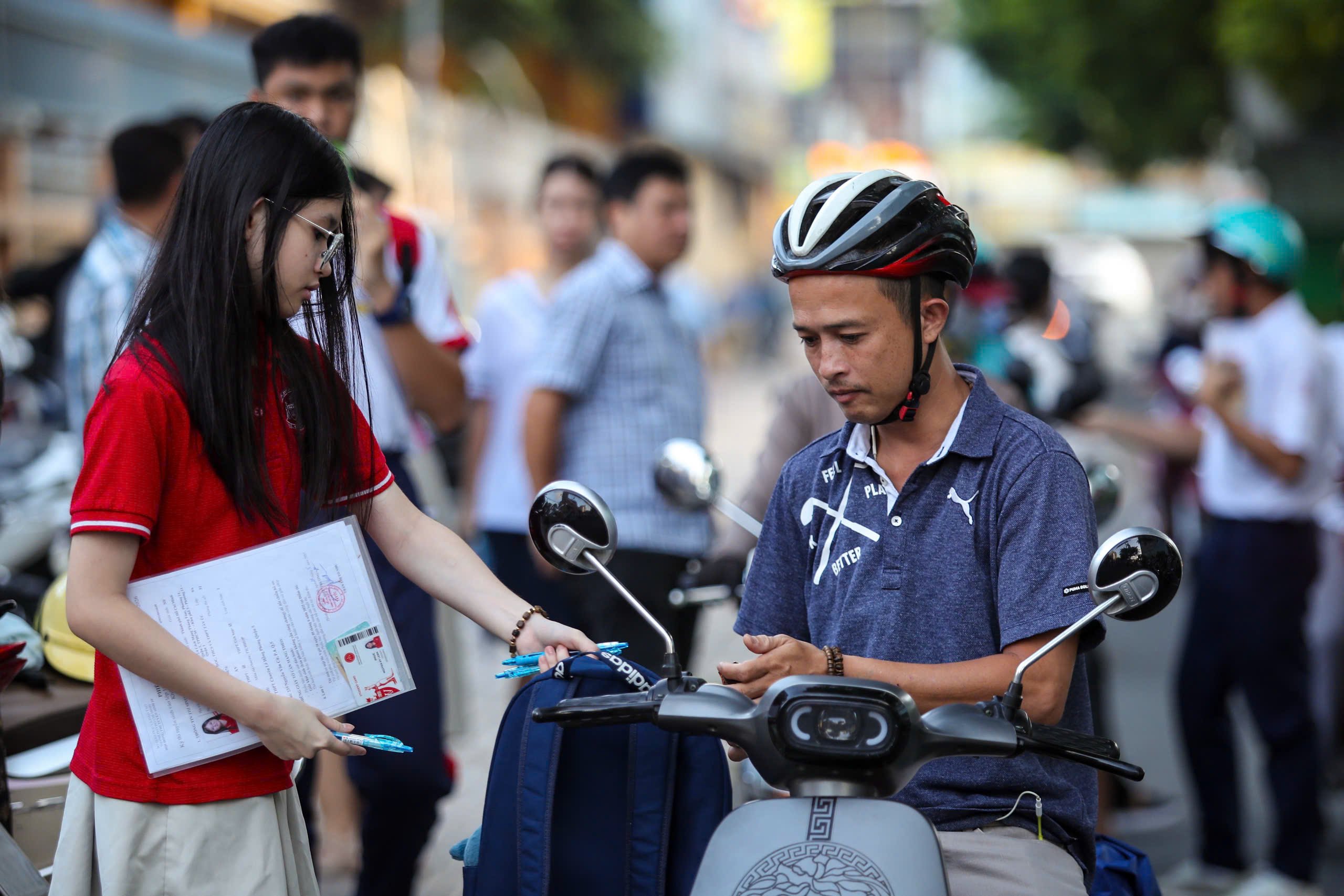 Những hình ảnh đầy cảm xúc, học sinh TP.HCM chính thức thi lớp 10 chương trình mới - Ảnh 4.