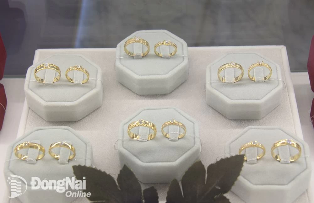 Gold prices rose again at the end of the week after falling earlier this week. Photo: Hai Quan