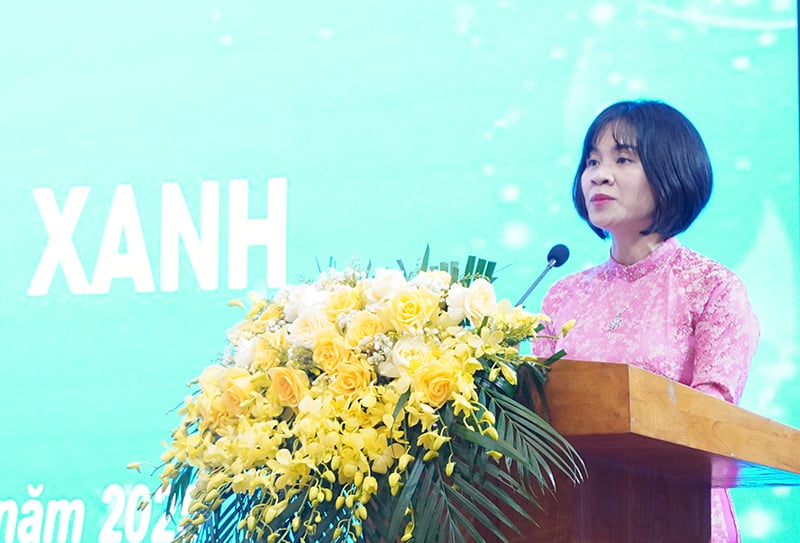 지방 여성 연합 대표들이 워크숍에서 연설했습니다.