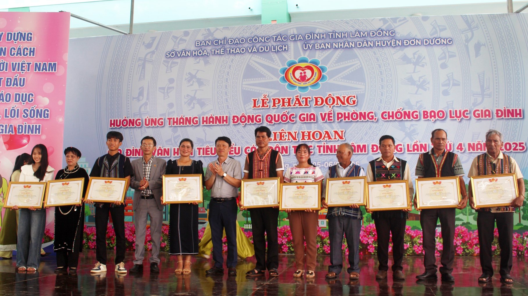 ប្រគល់ប័ណ្ណសរសើរពីគណៈកម្មាធិការដឹកនាំការងារគ្រួសារខេត្ត Lam Dong ដល់គ្រួសារដែលបានចូលរួមយ៉ាងសកម្មក្នុងពិធីបុណ្យ