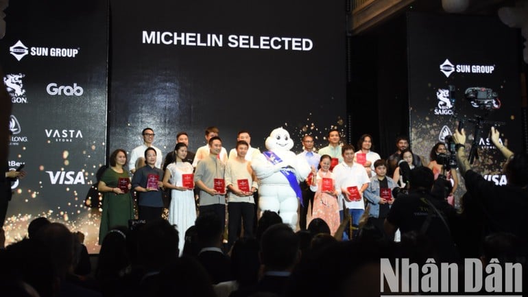 Các nhà hàng, đầu bếp đón nhận giải thưởng từ MICHELIN Guide. (Ảnh: ANH ĐÀO)