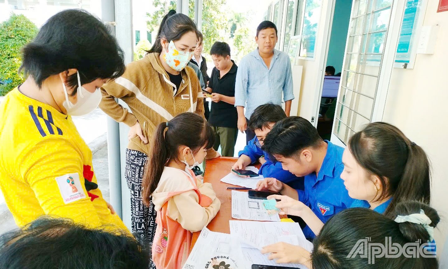 Đoàn viên, thanh niên hỗ trợ người dân kích hoạt tài khoản định danh điện tử.