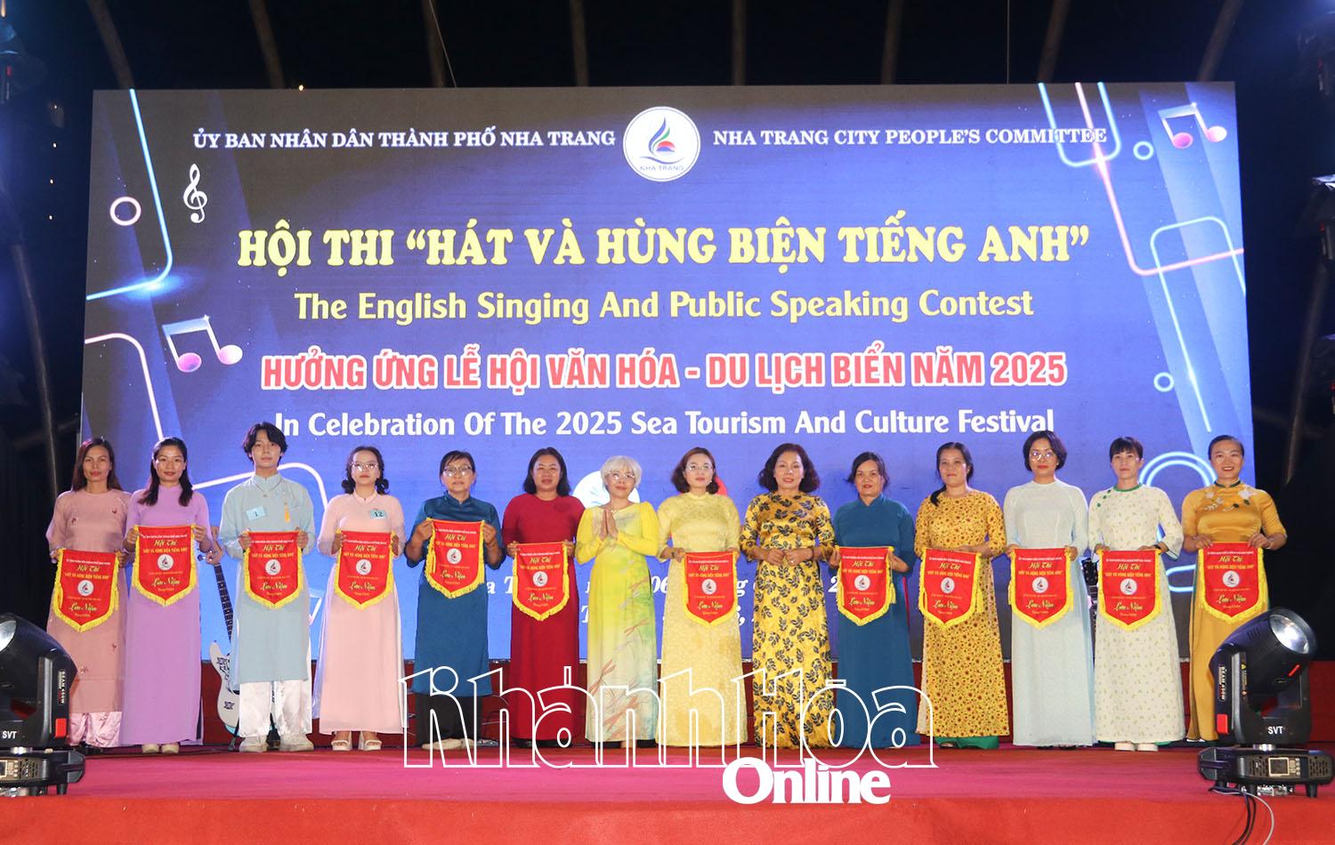 Lãnh đạo Hội Liên hiệp Phụ nữ TP. Nha Trang trao cờ lưu niệm cho các đội dự thi.