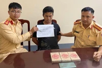 Le sujet Chang A Sung avec les preuves lors de son arrestation. Photo : TRANG TRUNG