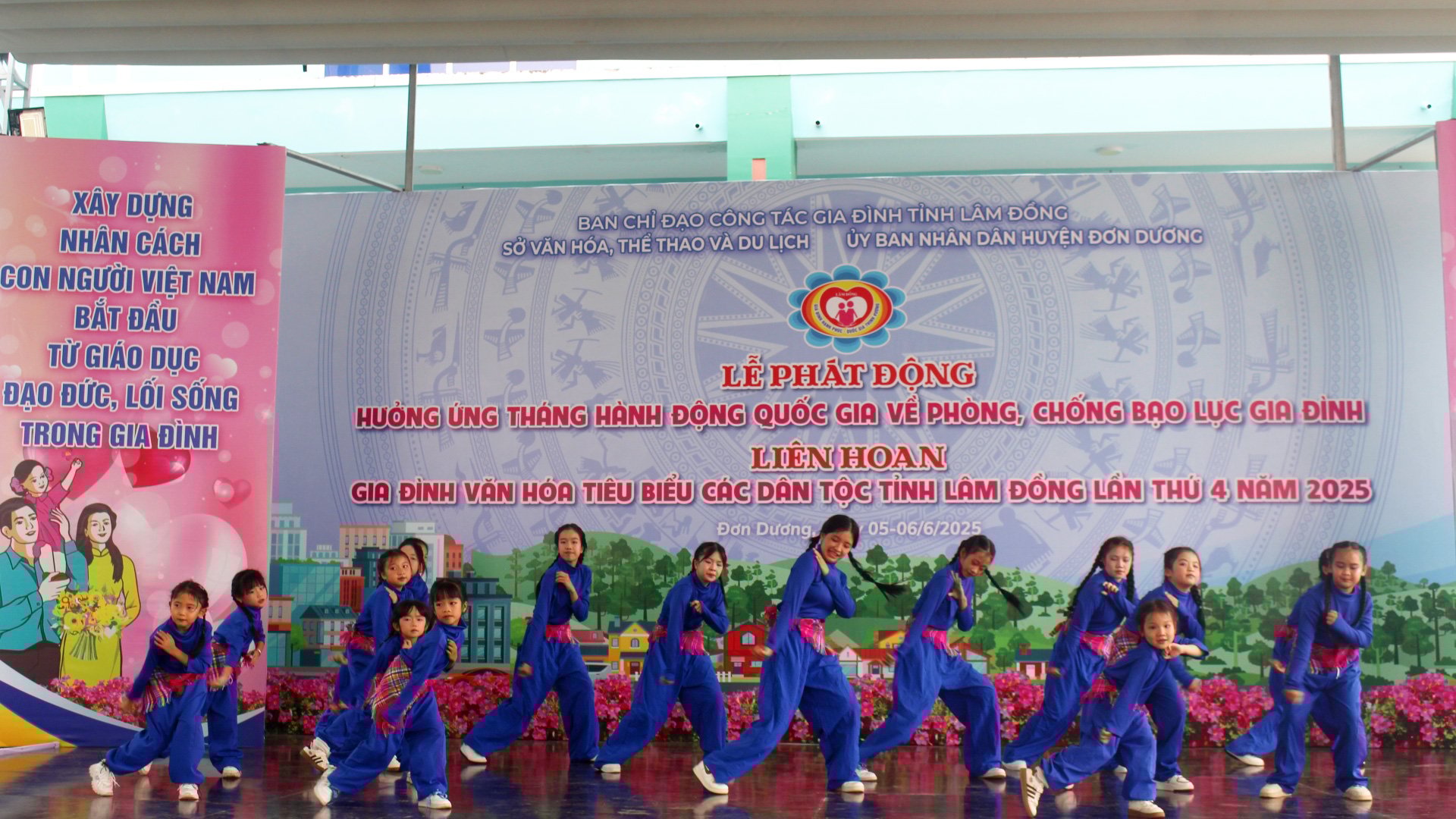 ការសម្តែងរបាំទំនើបដោយកុមារដុនដួងក្នុងពិធីបិទ