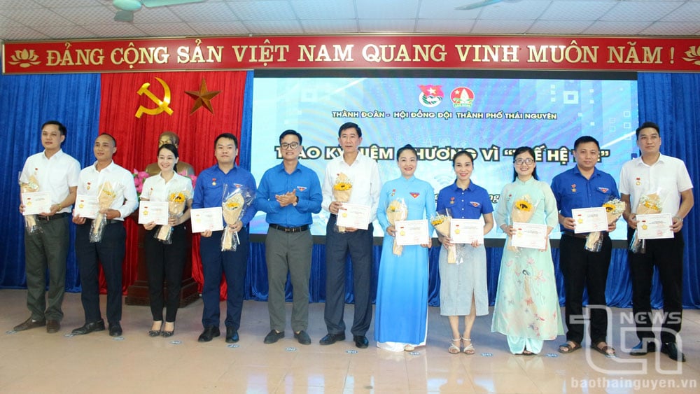 Đại diện Tỉnh đoàn và Ban Tổ chức trao Kỷ niệm chương Vì thế hệ trẻ do Ban Chấp hành Trung ương đoàn khen thưởng cho các cá nhân.