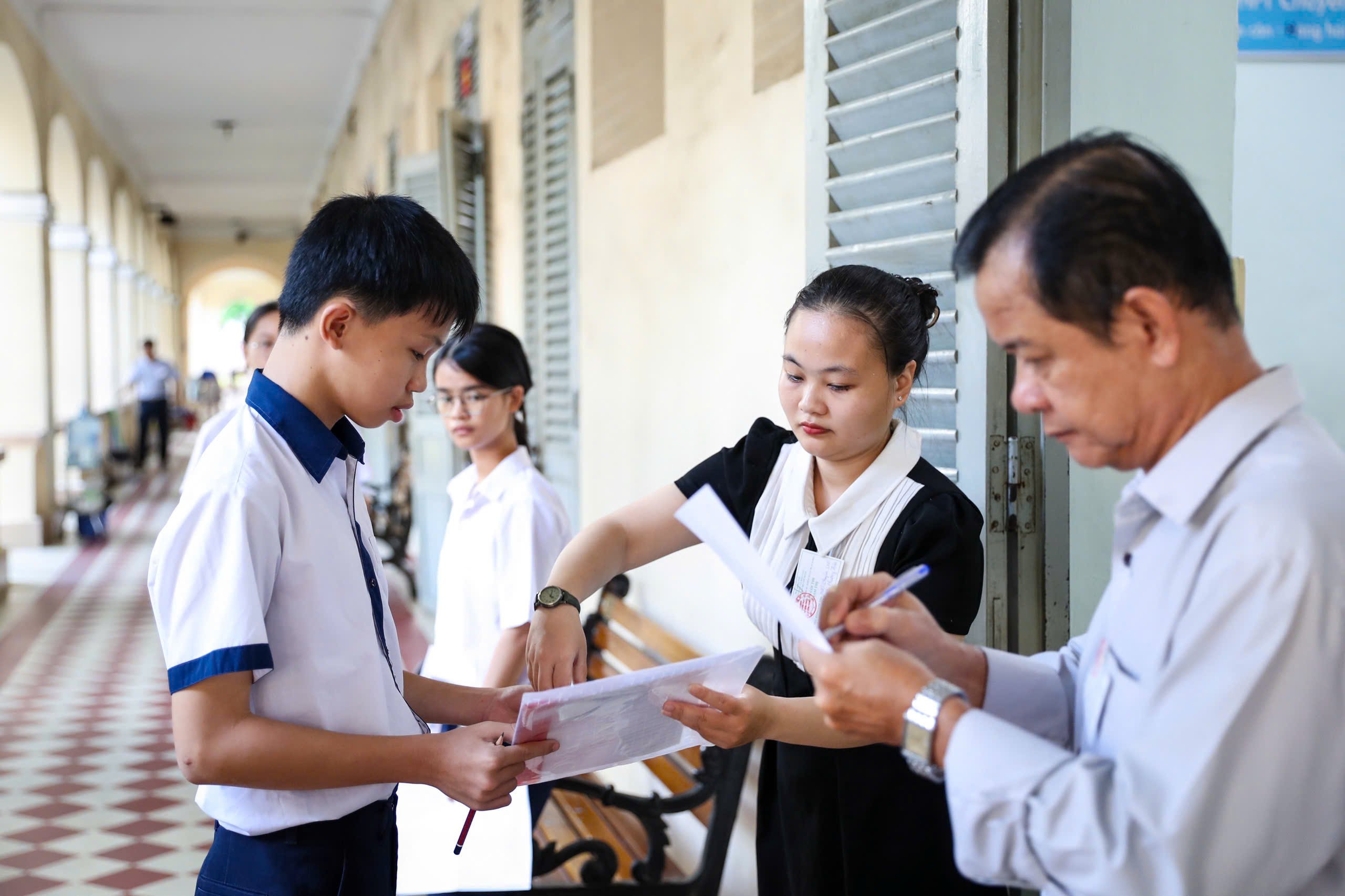 Những hình ảnh đầy cảm xúc, học sinh TP.HCM chính thức thi lớp 10 chương trình mới - Ảnh 7.