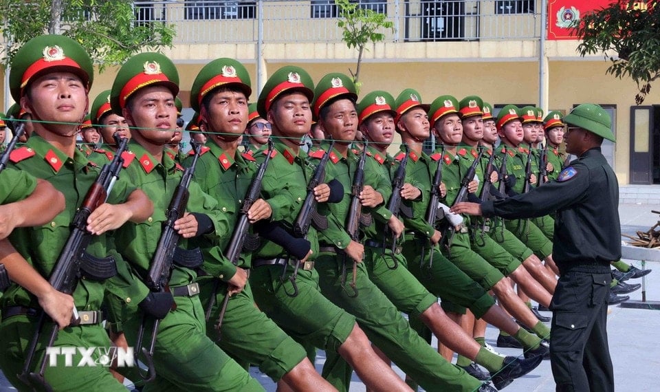 ជារៀងរាល់ថ្ងៃ ចាប់ពីម៉ោង ៧ព្រឹក ដល់ម៉ោង ៥:៣០ល្ងាច កងកម្លាំងសន្តិសុខសាធារណៈរបស់ប្រជាជនអនុវត្តទៅតាមកម្មវិធីហ្វឹកហ្វឺនយ៉ាងតឹងរ៉ឹង។ (រូបថត៖ Pham Kien/VNA)