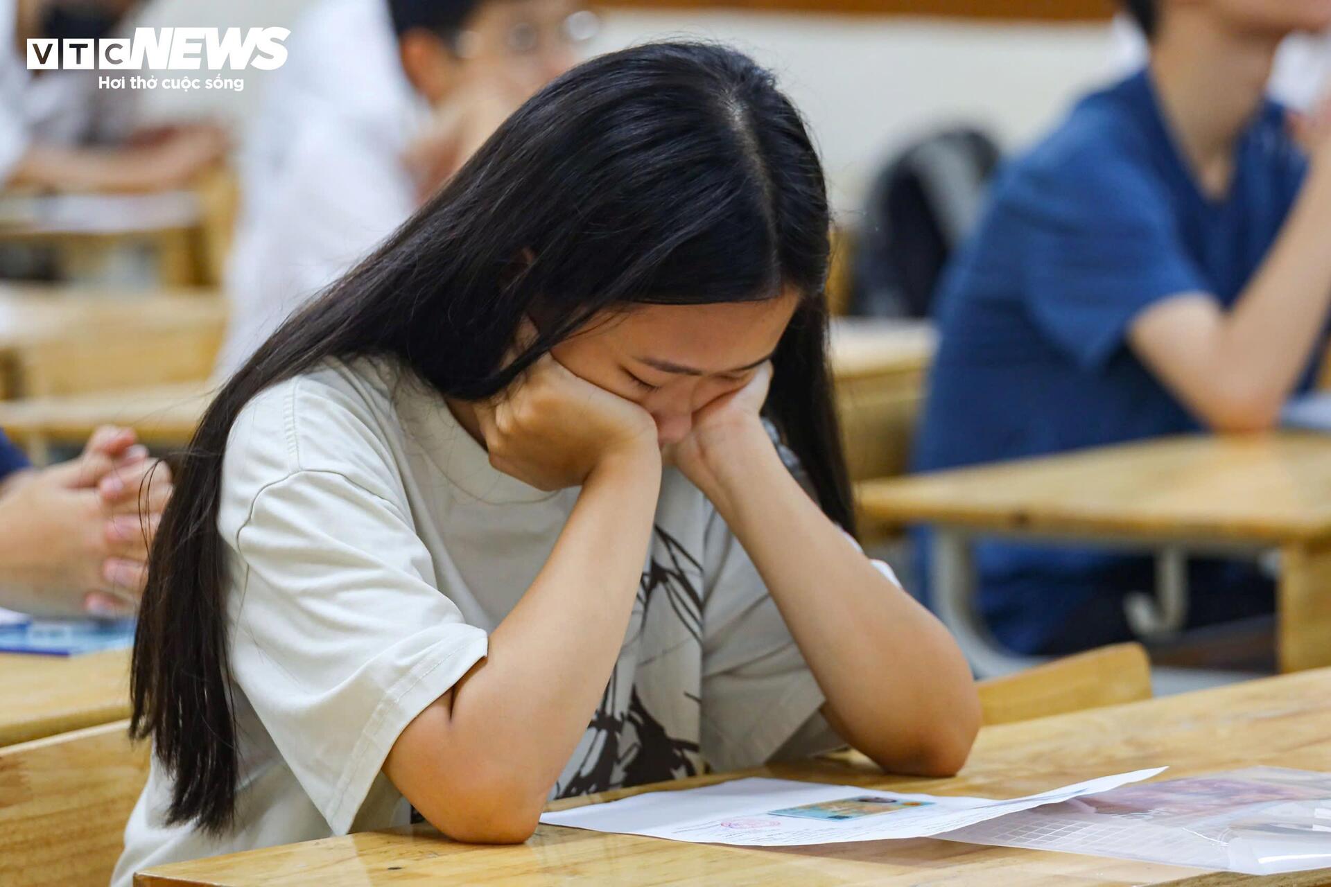 Hanoi students enter the most stressful 10th grade exam in the country - 18