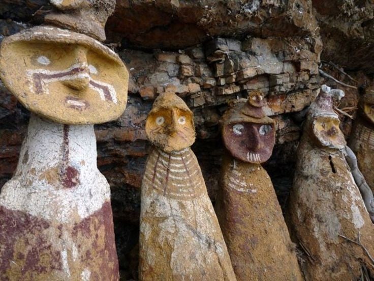 2. ユニークな人型の棺。チャチャポヤの墓の多くは、粘土や石で彫られた人型の棺を使用しており、神秘的で神聖な雰囲気を醸し出しています。写真：Pinterest