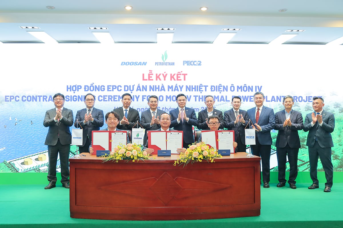 Đại diện Ban QLDA Chuyên ngành điện; Liên danh Tổng thầu Doosan và PECC2 ký kết hợp đồng EPC