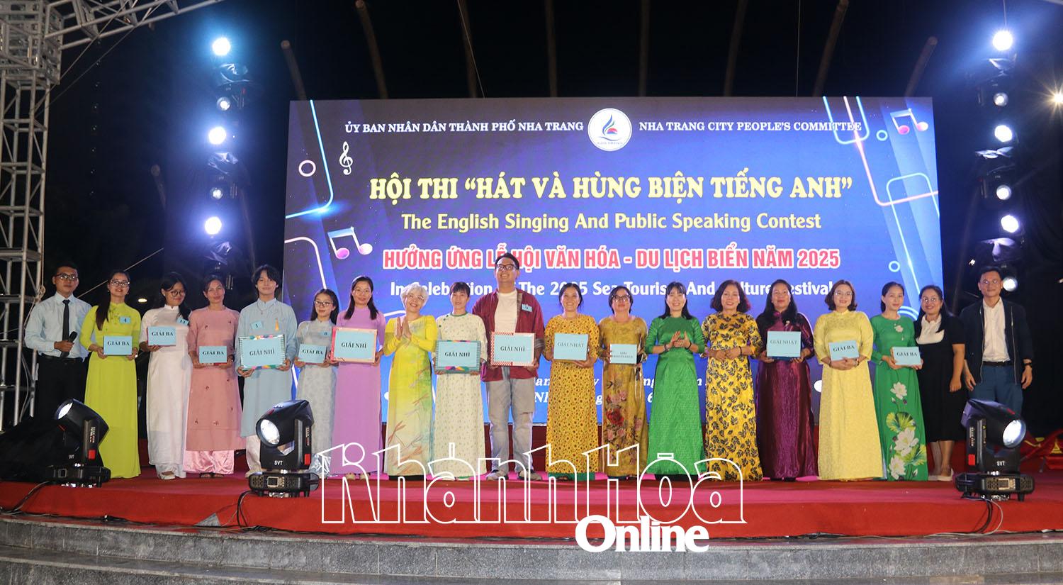 Trao giải cho các đội đạt giải tại hội thi.