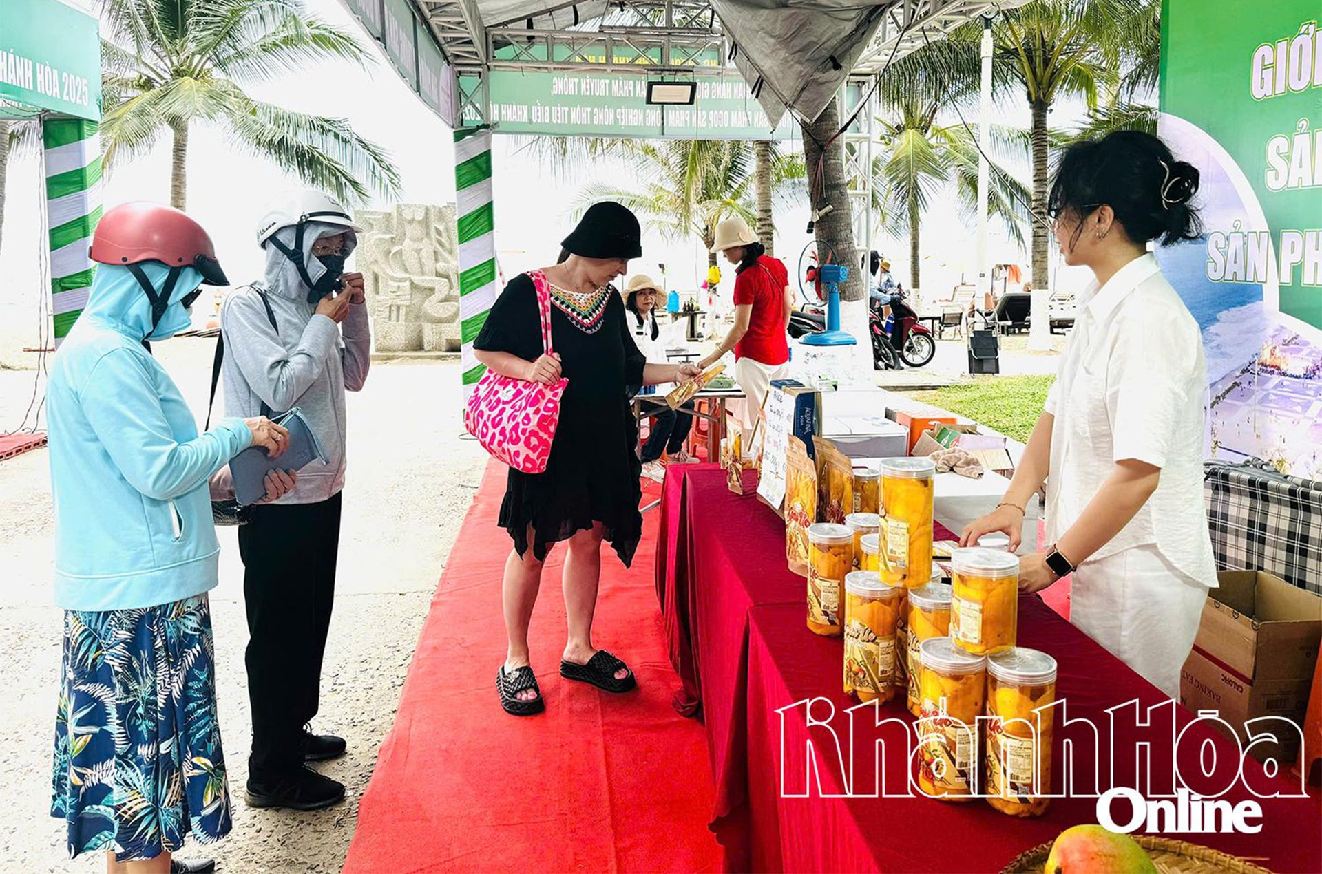 People and tourists visit the booth of dried Australian mango with salt and chili of CALA E-COM Cam Lam Company Limited.