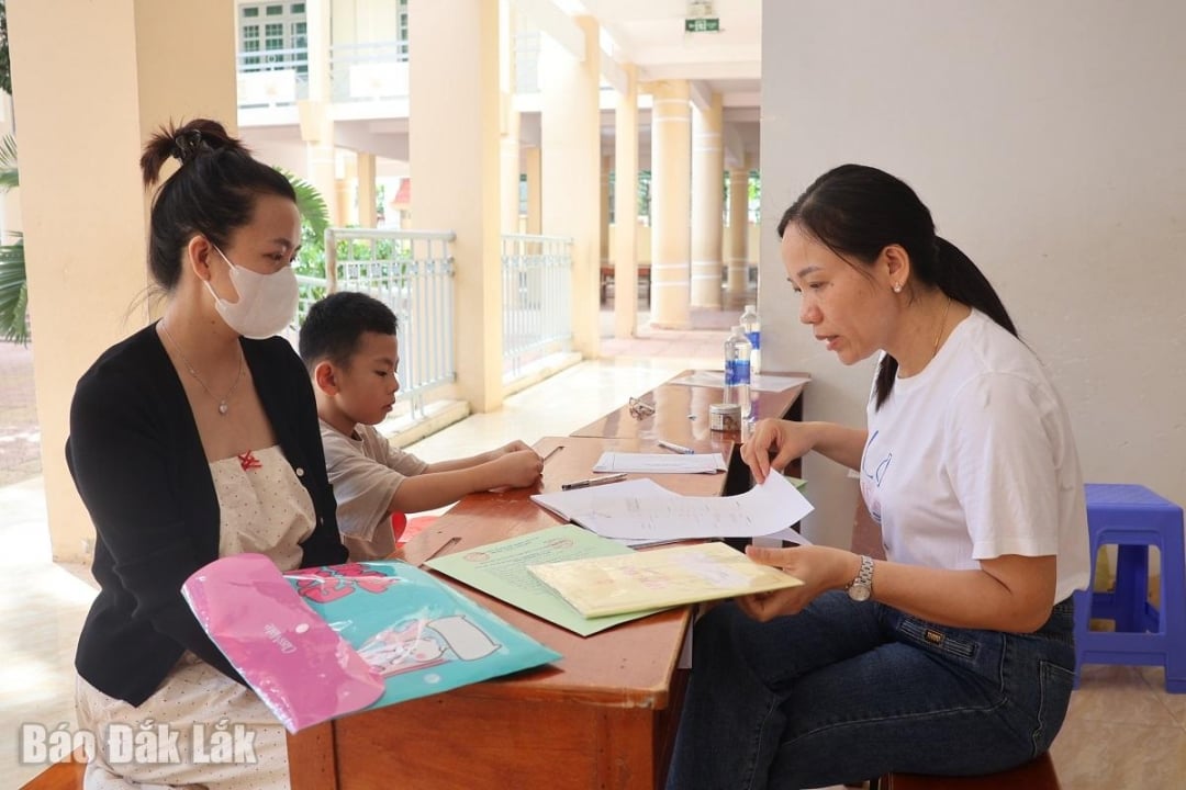 Phụ huynh nộp hồ sơ tuyển sinh lớp 6 tại Trường THCS Hùng Vương (phường Tự An). Ảnh: T. Hường