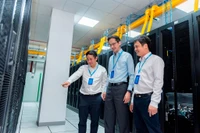 El viceministro de Relaciones Exteriores, Do Hung Viet, y su delegación visitaron la fábrica de inteligencia artificial, investigada y desarrollada por FPT en cooperación con NVIDIA.