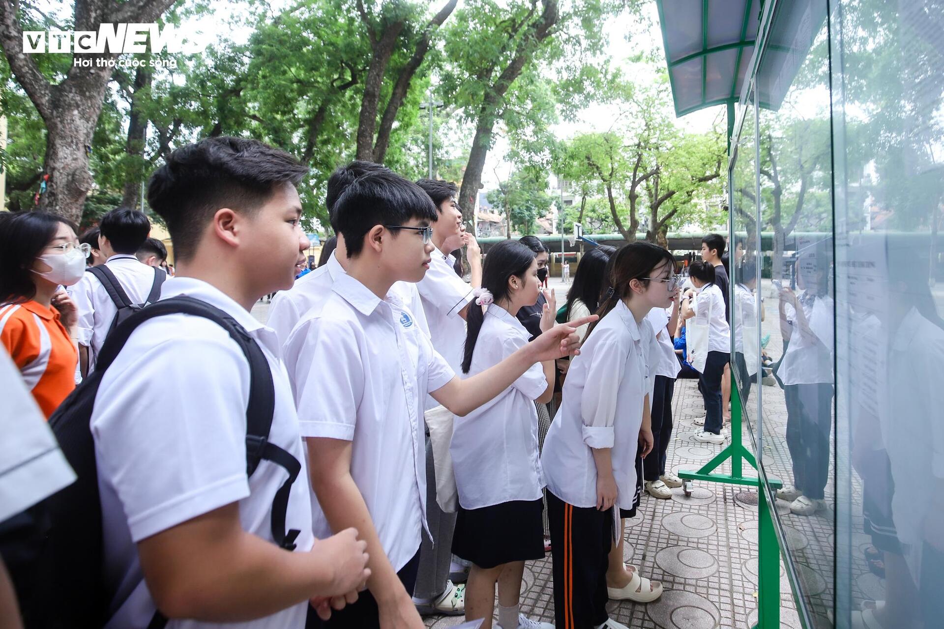 Hanoi students enter the most stressful 10th grade exam in the country - 7
