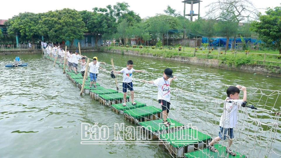 Trẻ em tham gia hoạt động trải nghiệm tại Trại hè bán trú do Trung tâm Văn hoá - Thể thao thanh, thiếu niên tỉnh phối hợp với đơn vị tư nhân tổ chức.