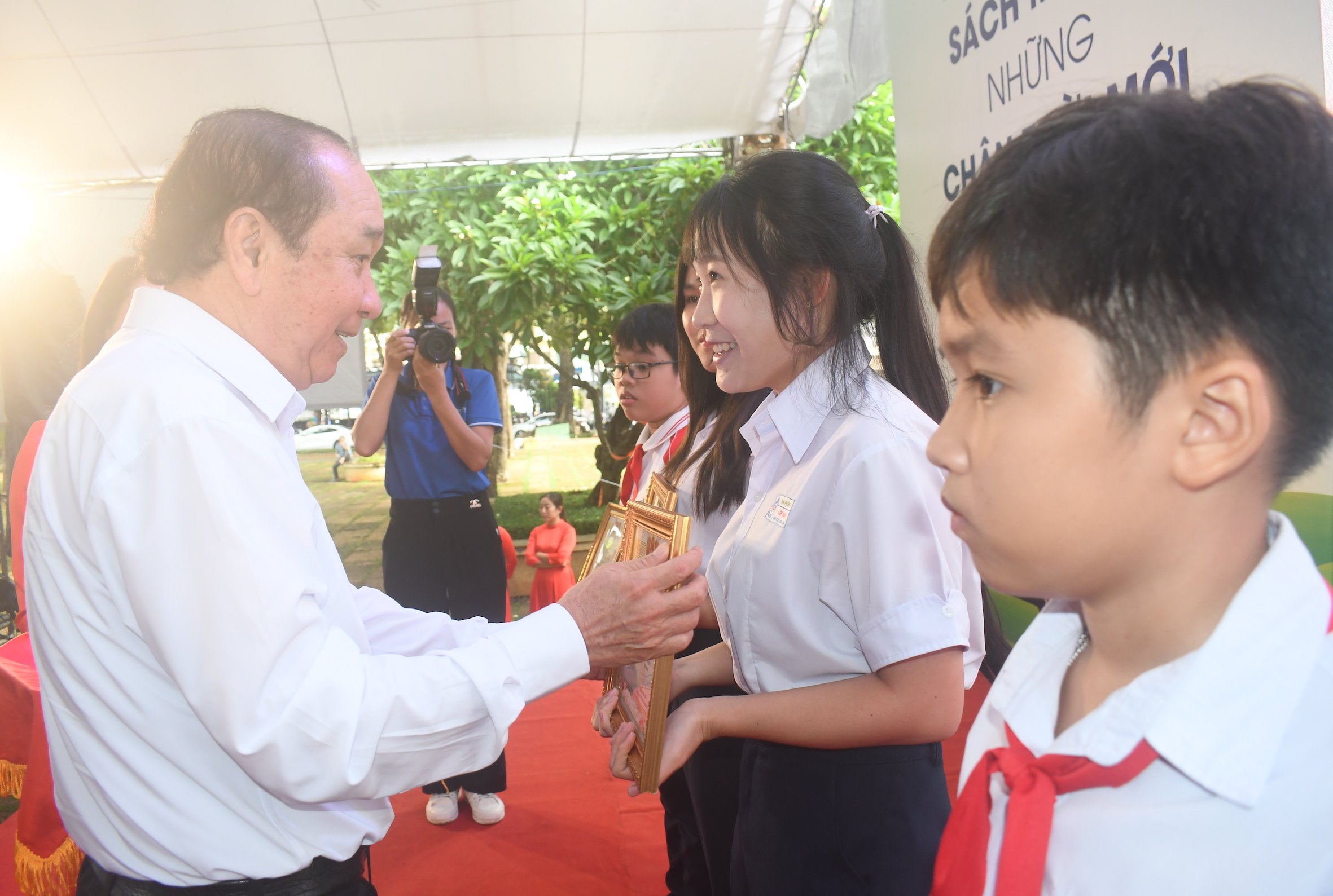 นายฮวิงห์ วัน ฮ่อง ประธานสมาคมวรรณกรรมและศิลปะจังหวัด มอบรางวัลชนะเลิศการประกวด “หนังสือเล่มโปรดของฉัน” ให้กับนักเรียนทุกระดับชั้น