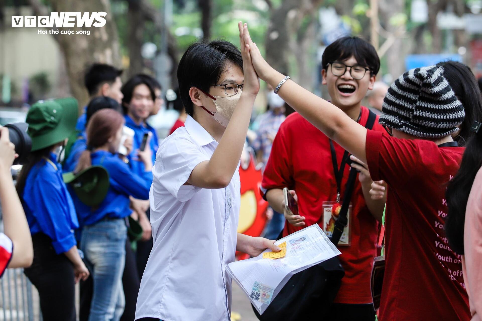 Hanoi students enter the most stressful 10th grade exam in the country - 6