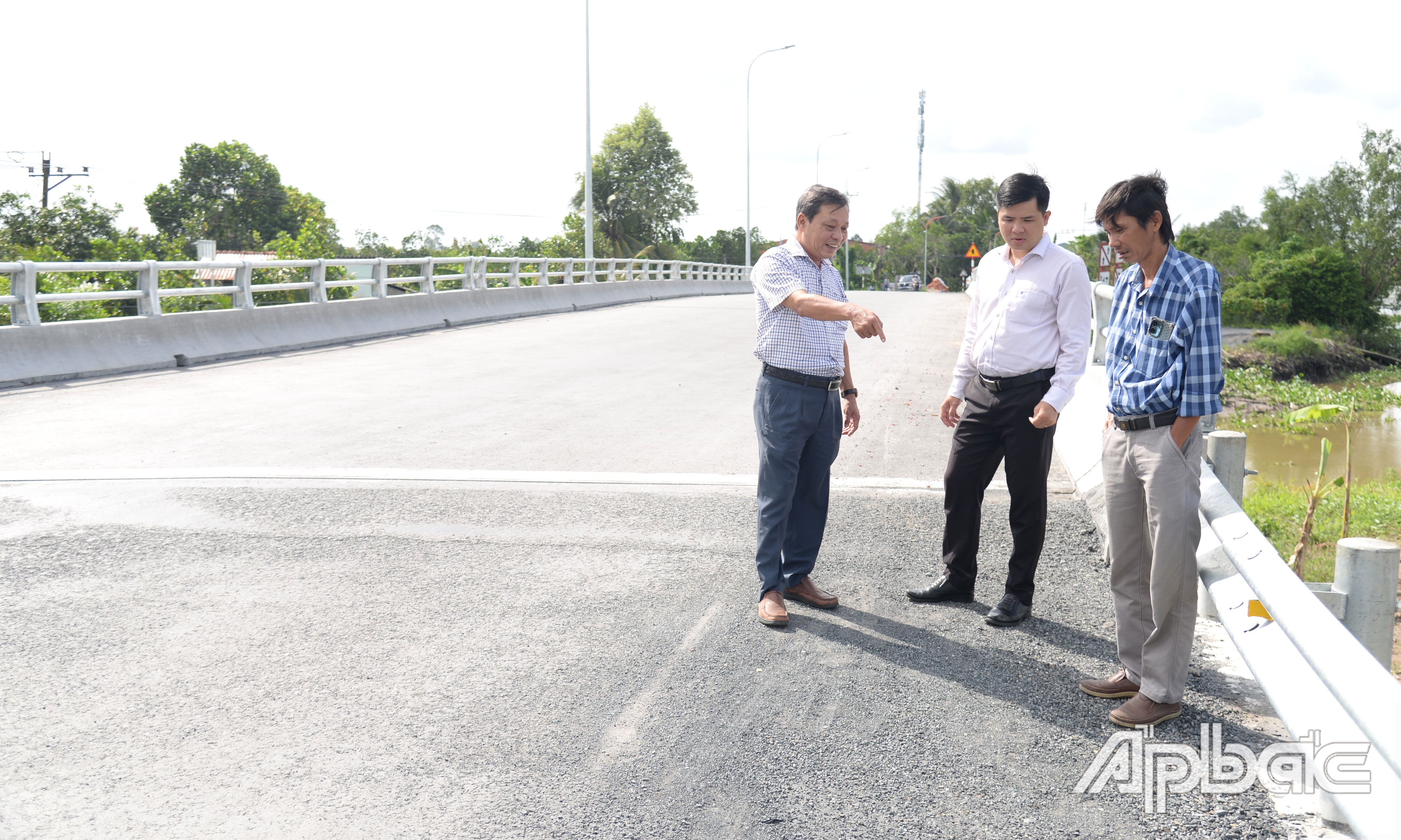 Giám đốc Ban Quản lý dự án đầu tư xây dựng công trình giao thông tỉnh Tiền Giang Trần Minh Trung kiểm tra thực tế cầu Đất Sét sau khi hoàn thành, đưa vào sử dụng.