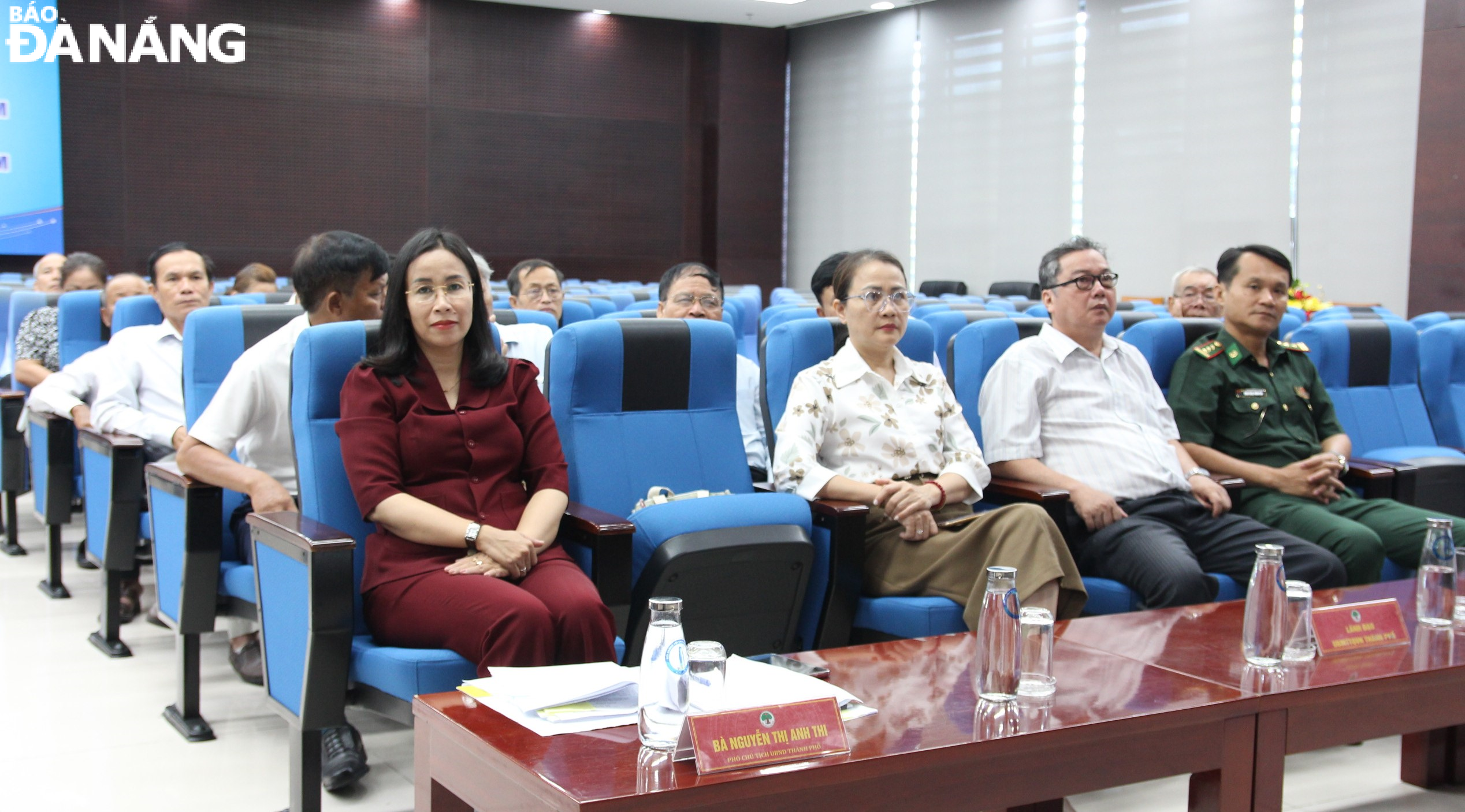 รองประธานคณะกรรมการประชาชนนครดานัง นางเหงียน ถิ อันห์ ถิ เข้าร่วมพิธีที่สะพานดานัง ภาพโดย: N.Q