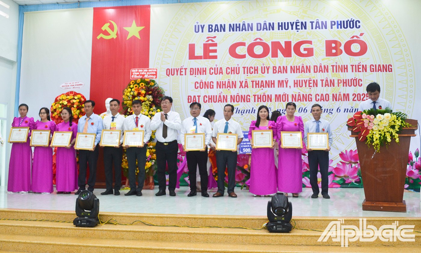 Đồng chí Trần Hoàng Phong, Chủ tịch UBND huyện Tân Phước trao phần khen thưởng cho các tập thể và cá nhân có thành tích tốt trong thực hiện, xây dựng xã Thạnh Mỹ.