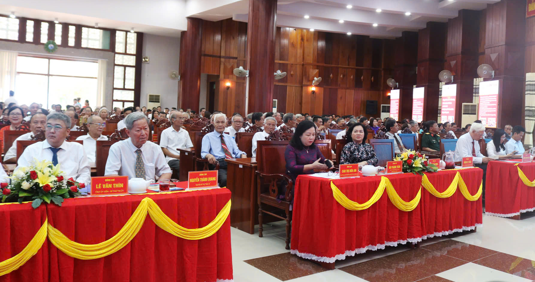 Các đồng chí lãnh đạo, nguyên lãnh đạo tỉnh tham dự lễ gặp mặt. Ảnh: NGÔ XUÂN