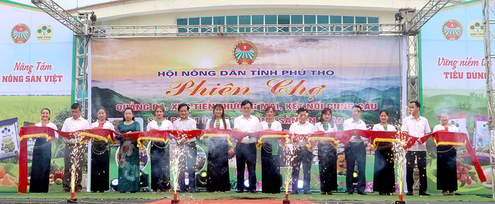 Các đại biểu cắt băng khai mạc phiên chợ.jpg